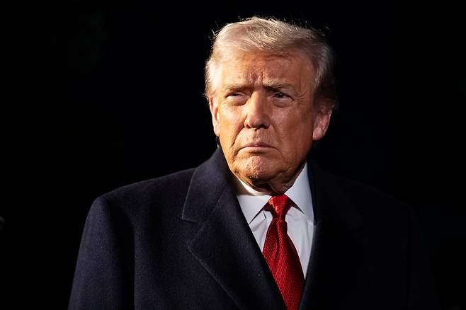 도널드 트럼프 미국 대통령이 24일 아시아 순방길에 오르기 전 백악관 사우스론에서 기자들과 만나 질문에 답을 하고 있다. /UPI 연합뉴스