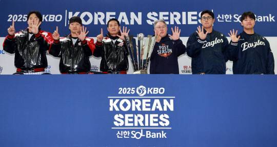 25일 서울 잠실구장에서 열린 2025 신한 SOL뱅크 KBO 한국시리즈 미디어데이에서 양팀 감독과 선수들이 포즈를 취하고 있다. 연합뉴스