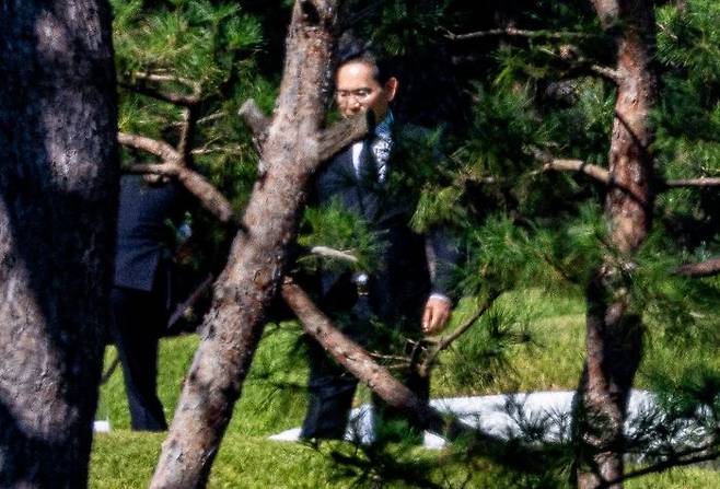 이재용 삼성전자 회장이 24일 경기도 수원 선영에서 진행된 고(故) 이건희 삼성 선대회장의 5주기 추도식에 참석하고 있다. ⓒ뉴시스