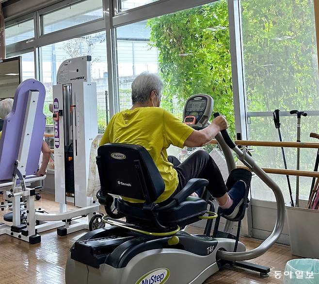 일본에서는 민간 노인시설에서도 재활 훈련을 중요하게 여기고 있었다. 나고야시 신차야 노인보건시설 이용자가 노 젓기 운동을 하고 있다.