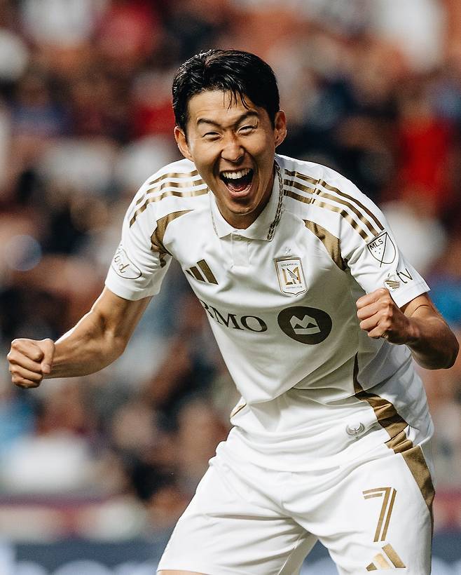 8월 미국 메이저리그사커(MLS)에 데뷔한 손흥민(LA FC)이 10경기만 뛰고도 신인왕 후보에 이름을 올렸다. 사진은 손흥민이 올 시즌 MLS 경기에서 득점한 후 환호하는 모습. 
동아일보DB