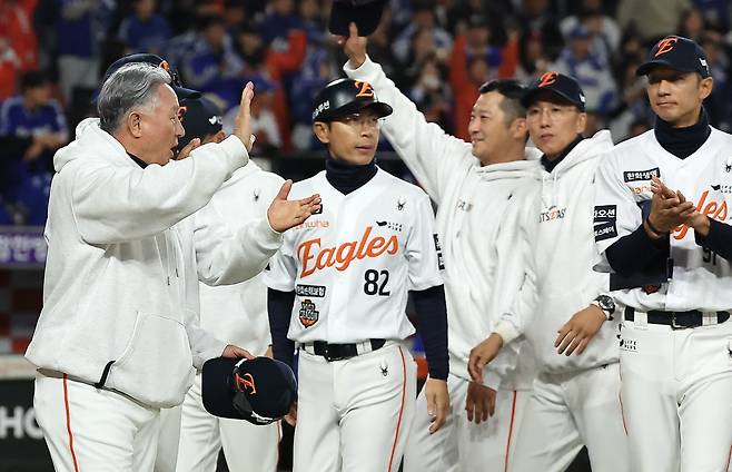 24일 오후 대전 한화생명볼파크에서 열린 프로야구 2025 신한 SOL뱅크 KBO 플레이오프 5차전 삼성 라이온즈와 한화 이글스의 경기, 11대2 대승을 거두며 시리즈 전적 3승 2패로 한국시리즈 진출에 성공한 한화 김경문 감독이 선수들을 향해 손뼉을 치고 있다. 2025.10.24 (대전=뉴스1)
