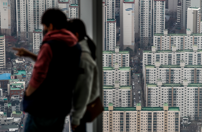 서울 부동산 시장 관련 단골 사진. 서울 송파구 롯데타워 전망대의 모습. 뉴시스