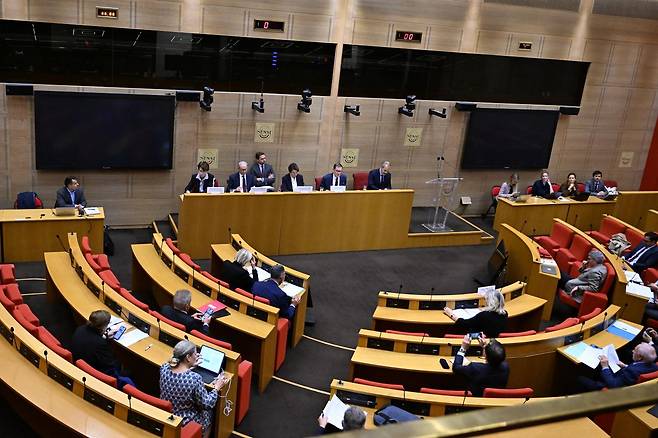 프랑스 상원이 루브르 박물관 관장  로랑스 데 카르에게 이번 도난 사태와 관련해 질의를 하고 있다. (출처=AP/뉴시스)