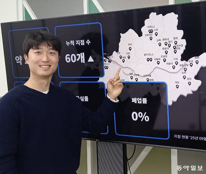 박준길 로카101 대표이사가 21일 서울 강남구 사무실에서 1인 기숙사 지점이 표시된 지도를 보며 주방과 세탁실은 공유하지만 오피스텔보다 월세가 저렴한 기숙사 특징을 설명하고 있다. 허진석 기자 jameshur@donga.com