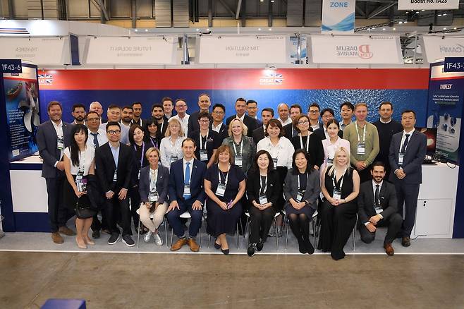 코마린 2025에 참가한 영국기업 관계자들이 기념촬영했다.