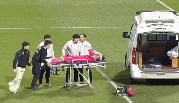 뇌진탕 증세로 구급차로 이송되는 황재윤(수원FC). K리그 중계화면 캡처