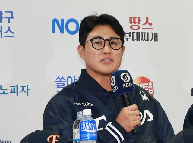 한화 이글스 채은성이 25일 서울 잠실구장에서 열린 2025 KBO리그 한국시리즈 미디어데이에서 말하고 있다. 연합뉴스