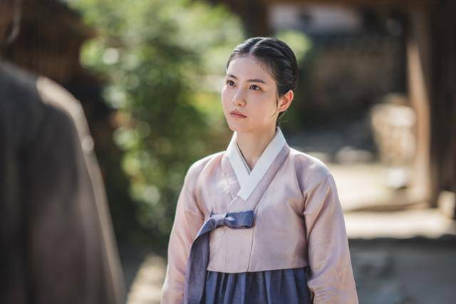 드라마 '탁류'에서 최씨 상단의 막내딸로 등장하는 최은(신예은). 이치에 밝고 당찬 은이는 왈패와 부패 세력의 횡포에 분개한다. 디즈니플러스 제공