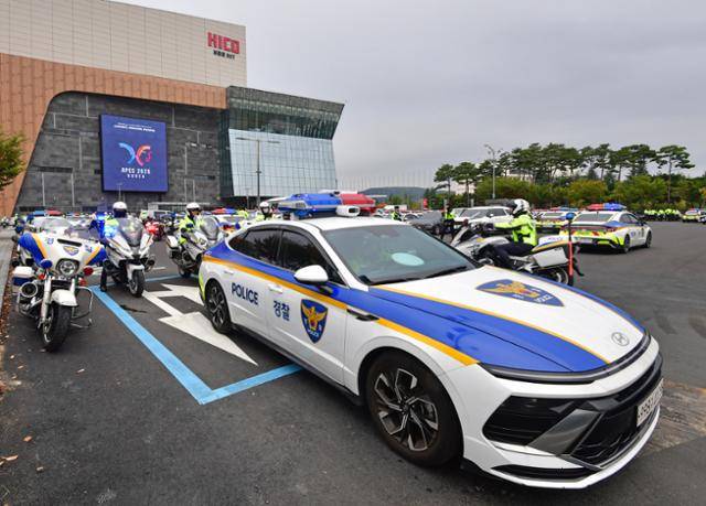 경찰이 20일 오전 경북 경주 화백컨벤션센터에 마련된 APEC 2025 정상회의장에서 각국 정상 경호 이동 작전 훈련을 하고 있다. 뉴스1