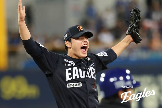 문동주가 21일 플레이오프 3차전 투구 뒤 포효를 하고 있다. 사진=한화 이글스