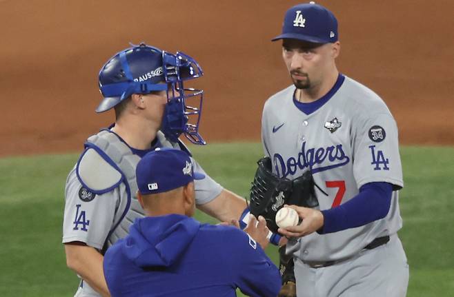 <yonhap photo-3125="">월드시리즈 1차전 6회 교체되는 다저스 선발 투수 블레이크 스넬(오른쪽). UPI=연합뉴스</yonhap>