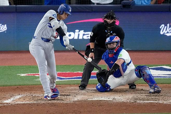 다저스가 월드시리즈 1차전 7회 초 2점 홈런을 터뜨리고 있다. AP=연합뉴스