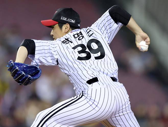 <yonhap photo-7139="">(서울=연합뉴스) 김도훈 기자 = 11일 서울 잠실야구장에서 열린 프로야구 2025 신한 SOL 뱅크 KBO리그 SSG 랜더스와 LG 트윈스의 경기. 7회초 교체 투입된 LG 박명근이 역투하고 있다. 2025.6.11 superdoo82@yna.co.kr/2025-06-11 20:42:29/ <저작권자 ⓒ 1980-2025 ㈜연합뉴스. 무단 전재 재배포 금지, AI 학습 및 활용 금지></yonhap>