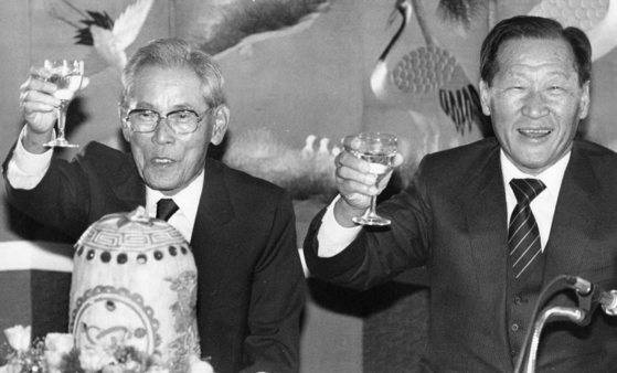 정주영 회장이 자신의 고희 및 연설문 출판기념회에서 이병철 당시 삼성 회장과 건배하고 있다. [중앙포토]