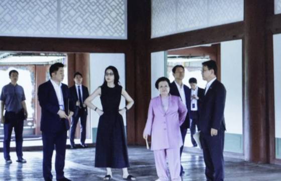 양문석 더불어민주당 의원이 22일 서울 여의도 국회 문화체육관광위원회에서 열린 국립중앙박물관 등에 대한 국정감사에서 김건희 여사와 이배용 전 국가교육위원장 등이 지난 2023년 9월 경복궁 경회루를 방문했을 때의 사진을 공개했다. 뉴스1.