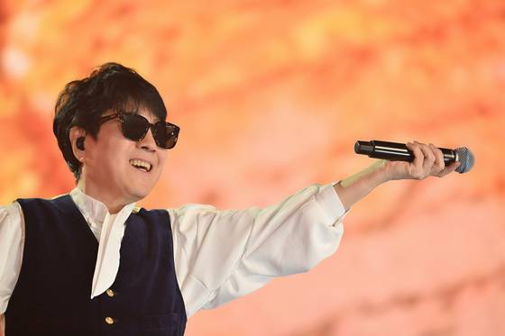 추석 연휴 KBS 광복 80주년 기획 콘서트에서 건재를 과시한 가왕 조용필. [사진 KBS]