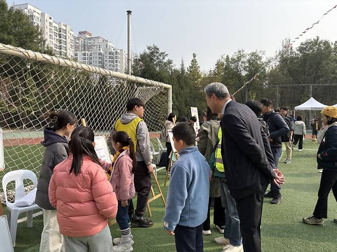 노재헌 주중한국대사가 25일 중국 베이징 북경한국국제학교에서 열린 '한·중 민속 페스티벌'에 참석해 교민들의 다양한 얘기를 청취했다. 베이징=김은정 특파원
