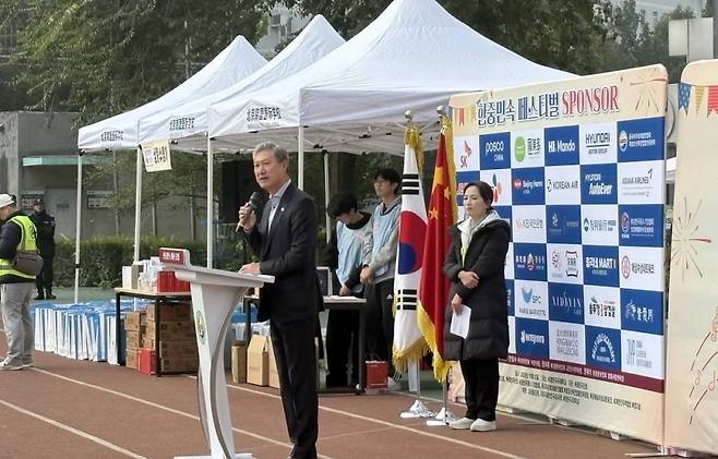 노재헌 주중한국대사가 25일 중국 베이징 북경한국국제학교에서 열린 '한·중 민속 페스티벌'에 참석해 교민들의 다양한 얘기를 청취했다. 베이징=김은정 특파원