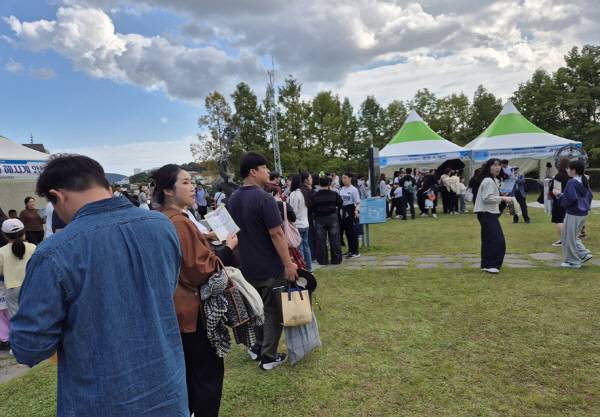 부산과학기술협의회가 25일 동래읍성 장영실과학동산에서 마련한 천체과학 체험전에 몰린 방문객들이 부스 앞에서 길게 줄을 서 차례를 기다리고 있다. 부산과학기술협의회 제공