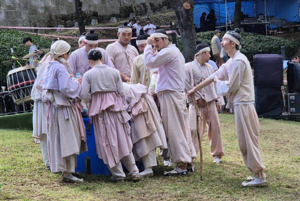 25일 오후 동래읍성 븍문광장에서 전투신 무대 출연자들이 조선시대 복장을 하고 공연 준비를 하고 있다. 부산과학기술협의회 제공