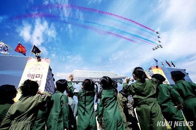 2025년 서산해미축제에 선보인 블랙이글팀의 에어쇼. 독자제공