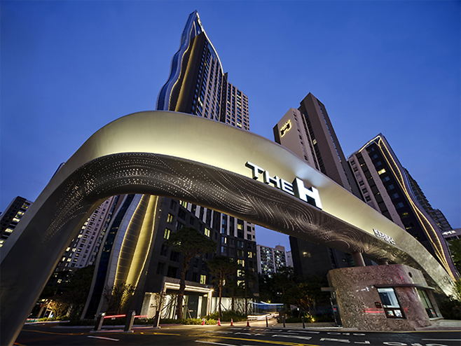 디에이치 반포 라클라스의 화려한 문주. ‘귀멸의 칼날’ 우즈이 텐겐이 보면 “화려하군!”이라고 말할 듯하다. [사진 출처=현대건설]