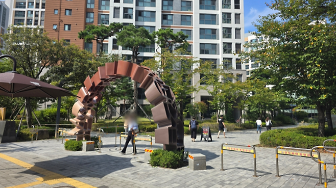 고덕아르테온 내부 보행로 진입로에는 현재 볼라드와 임시 펜스가 설치돼 있다. 곳곳에는 ‘이 보행로는 사유지’라는 취지의 현수막이 걸려 있다. 이래서야 A단지라고 쓴 게 의미가 없어진다. [사진 출처=연합뉴스]