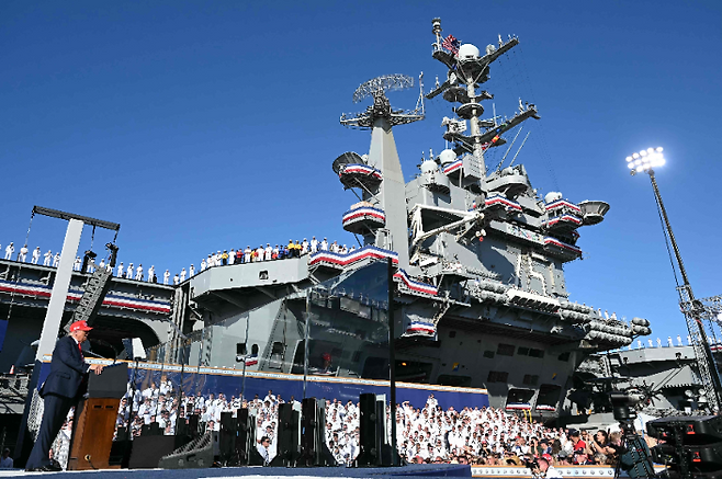 지난 5일 도널드 트럼프 미국 대통령이 버지니아주 노퍽 해군기지 14번 부두에서 열린 미 해군 창건 250주년 기념행사에서 연설하고 있다. [연합뉴스]