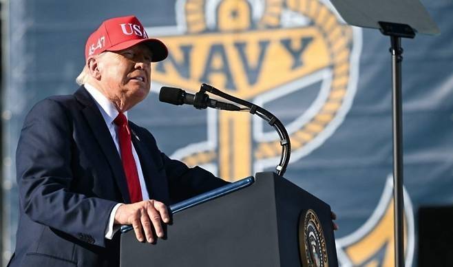 지난 5일 도널드 트럼프 미국 대통령이 버지니아주 노퍽 해군기지 14번 부두에서 열린 미 해군 창건 250주년 기념행사에서 연설하고 있다. [연합뉴스]
