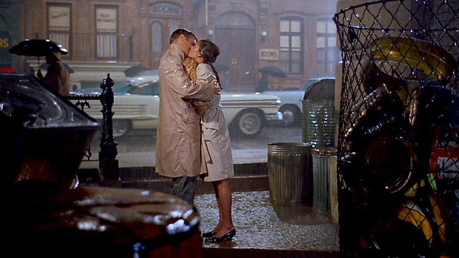 영화 ‘티파니에서 아침을’ 에서 버버리코트를 입은 배우들.