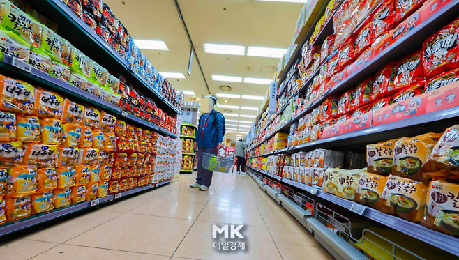 한 대형마트에 불닭볶음면과 삼양라면 등이 진열돼 있다. [이충우 기자]