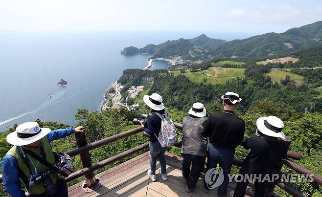 경상북도 울릉도 내수전 일출 전망대에서 관광객들이 푸른 울릉도의 풍경을 감상하고 있다. [연합뉴스]