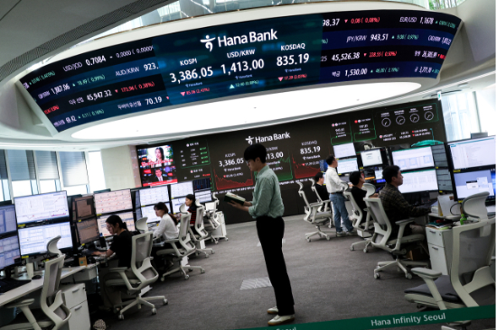 타임폴리오자산운용이 전 세계에서 가장 인기 있는 상장지수펀드(ETF)를 담는 ‘TIMEFOLIO 글로벌탑픽액티브’ ETF를 10월 28일 상장한다. ETF를 담는 ETF다. 사진은 서울 중구 하나은행 딜링룸에 각종 경제 지표가 표시돼 있다. (연합뉴스)