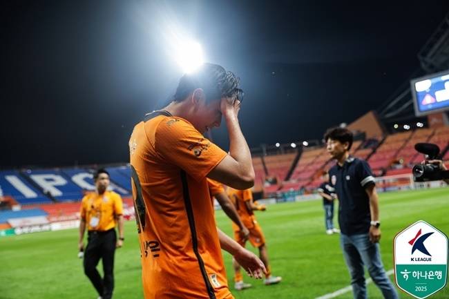 제주SK는 9월 28일 제주월드컵경기장에서 열린 수원FC와 홈경기에서 4명의 퇴장자가 발생하고 말았다. 과열된 분위기 속 경기는 3-4로 패했다. 사진=프로축구연맹