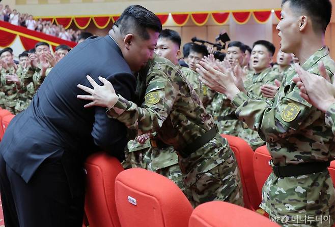 북한 노동당 기관지 노동신문은 지난 8월21일 김정은 당 총비서가 귀국한 조선인민군 해외작전부대 주요지휘관에게 국가표창을 수여했다고 22일 보도했다. / 사진=뉴스1(노동신문)