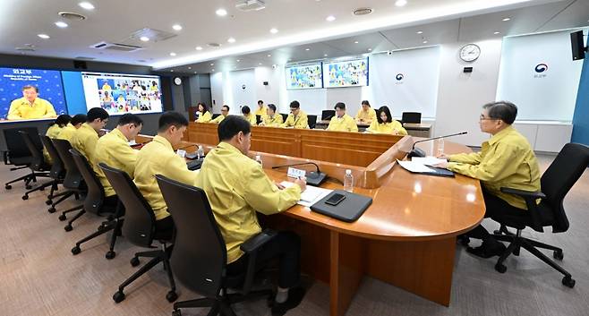25일 동남아 주재 공관장들과 화상회의하는 조현 외교부 장관/사진제공=외교부