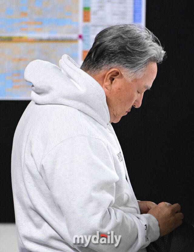 2025년 10월 24일 오후 대전한화생명볼파크에서 열린 '2025 신한 SOL BANK KBO 포스트 시즌' 삼성 라이온즈와 한화 이글스의 플레이오프(PO) 5차전 경기. 한화 김경문 감독이 생각에 잠겨있다./대전=유진형 기자 zolong@mydaily.co.kr