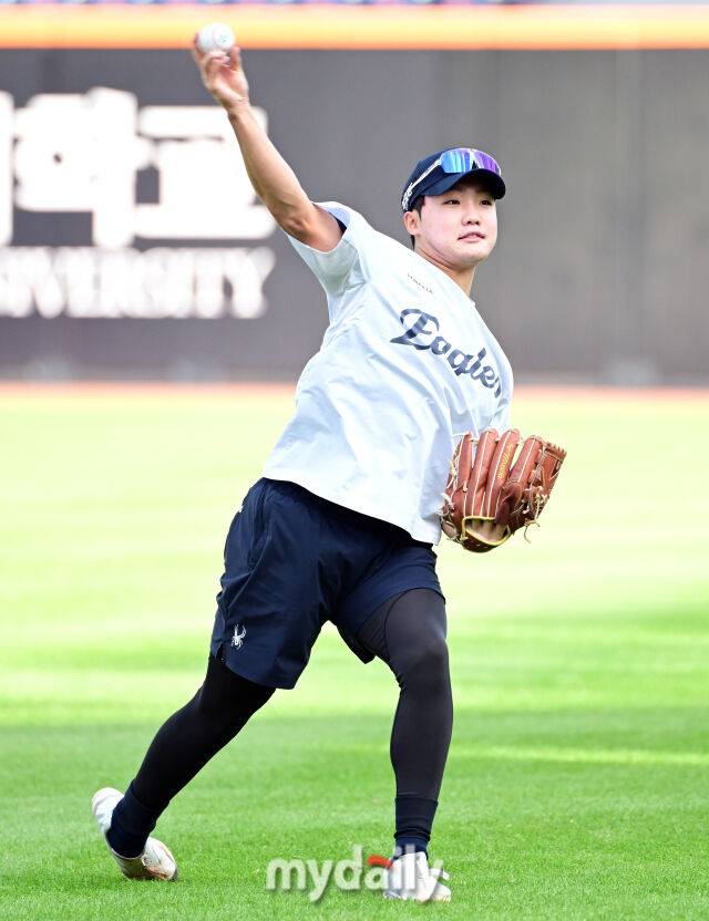 2025년 10월 24일 오후 대전한화생명볼파크에서 열린 '2025 신한 SOL BANK KBO 포스트 시즌' 삼성 라이온즈와 한화 이글스의 플레이오프(PO) 5차전 경기. 한화 정우주가 훈련을 하고 있다./대전=유진형 기자 zolong@mydaily.co.kr