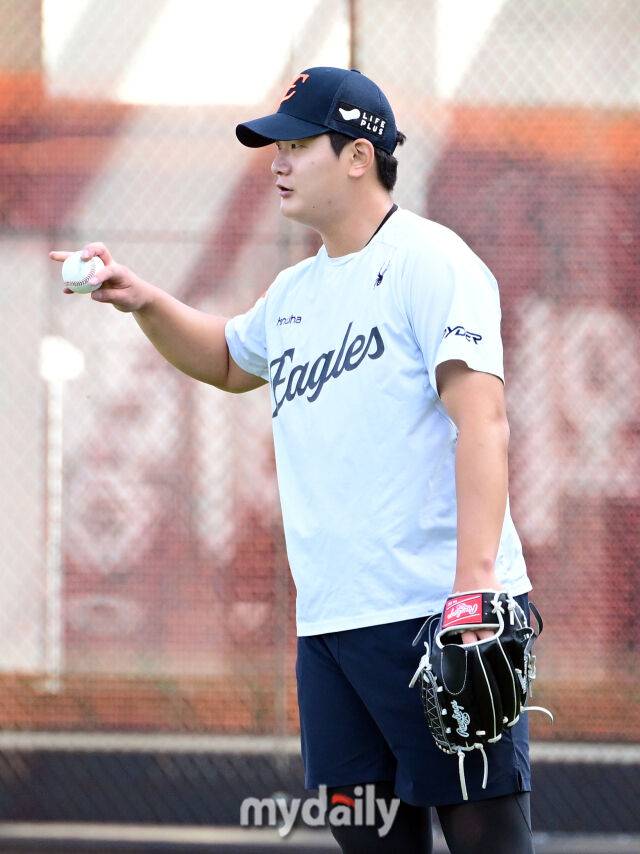 2025년 10월 24일 오후 대전한화생명볼파크에서 열린 '2025 신한 SOL BANK KBO 포스트 시즌' 삼성 라이온즈와 한화 이글스의 플레이오프(PO) 5차전 경기. 한화 김서현이 훈련을 하고 있다./대전=유진형 기자 zolong@mydaily.co.kr