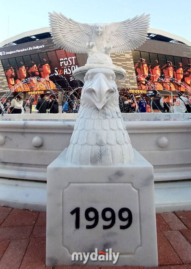 1999년 우승을 나타내는 독수리 조형물이 대전 한화생명볼파트 야외에 설치되어 있다 / 대전 = 유진형 기자 zolong@mydaily.co.kr