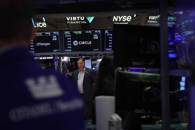 24일 뉴욕증권거래소(NYSE)에서 트레이더들이 거래하고 있다. [AFP]