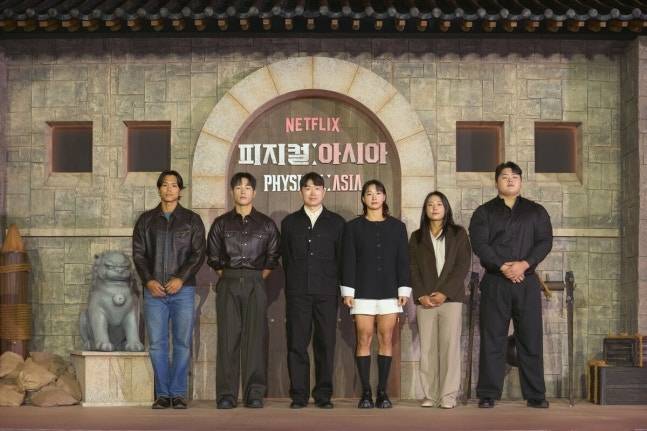24일 넷플릭스 예능 ‘피지컬: 아시아’ 제작발표회에서 아모띠(왼쪽부터), 윤성빈, 장호기PD, 장은실, 최승연, 김민재가 포즈를 취하고 있다. [사진 넷플릭스]