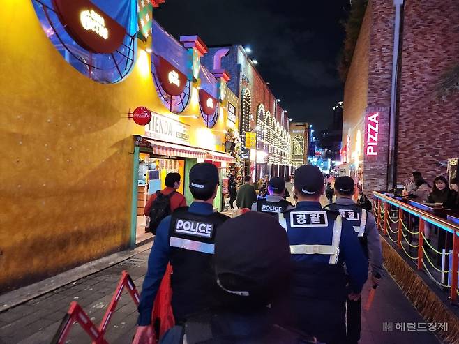 서울경찰청 기동순찰대가 지난 24일 저녁 서울 용산구 이태원 일대에서 핼러윈 대비를 위해 순찰하고 있다. 이영기 기자.