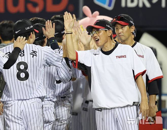 [서울=뉴시스] 김진아 기자 = 5일 서울 송파구 잠실야구장에서 열린 2025 KBO리그 두산 베어스와 LG 트윈스의 경기, 4-2로 승리하자 LG 염경엽 감독이 선수들과 기뻐하고 있다. 2025.08.05. bluesoda@newsis.com