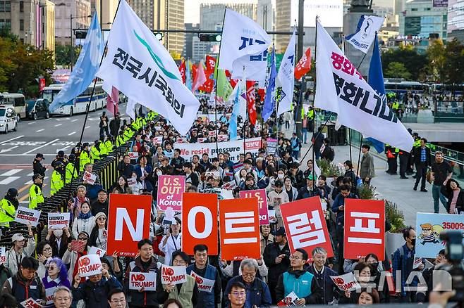 [서울=뉴시스] 정병혁 기자 = 25일 서울 종로구 주한미국대사관 앞에서 대미투자 전면 재검토 NO 트럼프 범시민대행진 참가자들이 구호를 외치고 있다. 2025.10.25 jhope@newsis.com