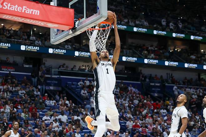 [뉴올리언스=AP/뉴시스]미국프로농구(NBA) 샌안토니오 스퍼스의 빅토르 웸반야마. 2025,10.25.