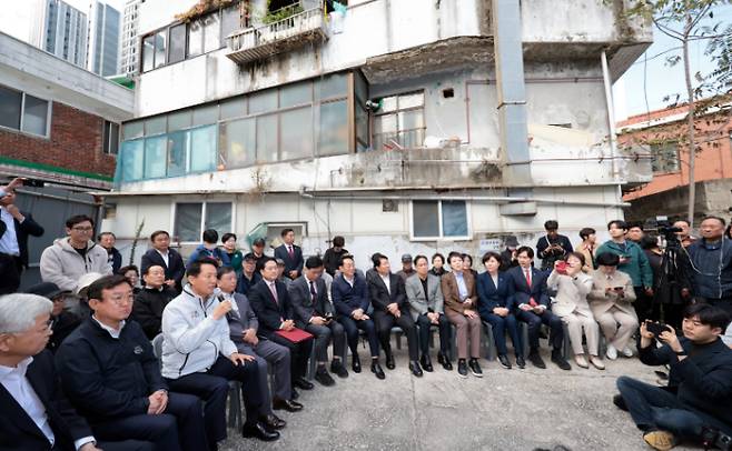 오세훈 서울시장이 지난 24일 서울 노원구 상계5 재정비촉진구역을 방문한 뒤 주민들과 간담회를 하는 모습. 연합뉴스