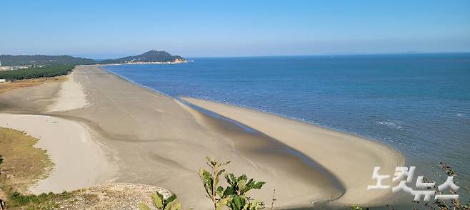 한국전쟁 당시 미군 비행기의 천연 활주로와 군용차량 이동로로 쓰였던 백령도 사곶해변이다. 여름철에는 백령도 유일의 해수욕장으로 개방된다. 박창주 기자