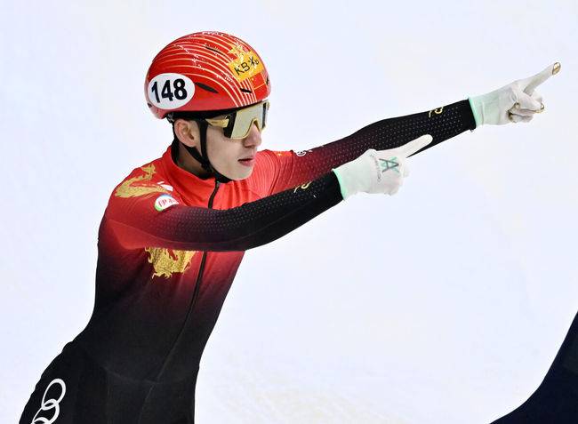 [OSEN=민경훈 기자] 11일 서울 목동 아이스링크에서 '2023 KB금융 국제빙상경기연맹(ISU) 쇼트트랙 세계선수권대회' 본선 경기가 진행됐다.남자 계주 5000m 준결승전에서 린샤오쥔(한국명 임효준)이 조 2위로 결승점을 통과하며 세리머니를 하고 있다. 2023.03.11 / rumi@osen.co.kr